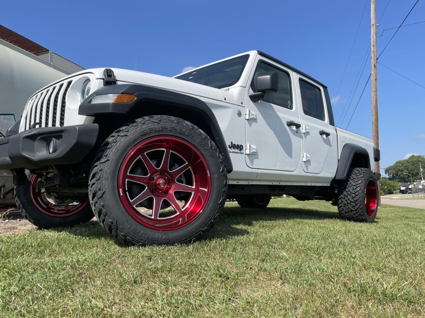 White Jeep Gladiator with red KMC wheels